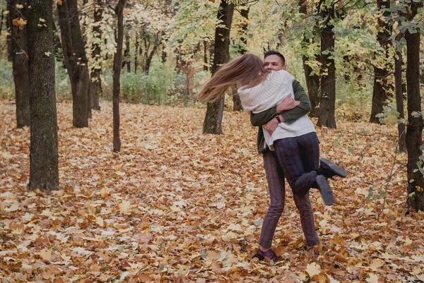 Casal feliz no parque de outono ter um tempo divertido. Outono colorido — Fotografia de Stock