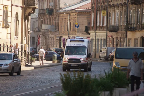 Lvov, Ukrajina-13. července 2019: sanitka jede po ulicích města na zavolání nemocných — Stock fotografie