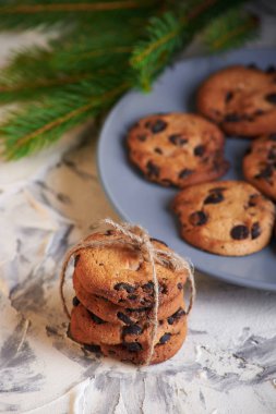 plaka üzerinde beyaz arka plan üzerinde çikolatalı çikolata ile tatlı kurabiye