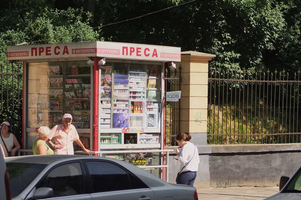 Lvov, Ukrajina-13. července 2019: stánek s jednoduchou kovovou konstrukcí prodávajícími časopisy na ulici ve městě — Stock fotografie