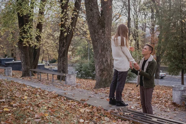 Ein glückliches Paar im Herbstpark vergnügt sich. farbenfroher Herbst — Stockfoto
