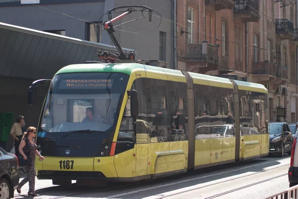 Lwów, Ukraina-13 lipca 2019: nowe przejażdżki tramwajem po ulicach miasta — Zdjęcie stockowe