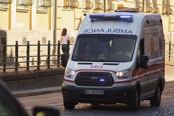 Lvov, Ukrajina-13. července 2019: sanitka jede po ulicích města na zavolání nemocných — Stock fotografie