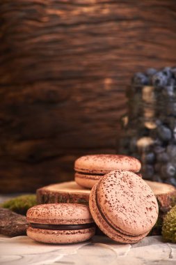 yaban mersini ile çikolata tatlı makarna. kahve için lezzetli ve lezzetli tatlı