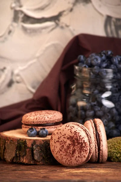 Csokoládé édes makaróni áfonyás bogyókat. ízletes és ízletes desszert kávé Stock Kép