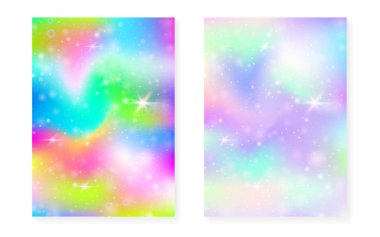 Kawaii büyü gradyanı olan tek boynuzlu at geçmişi. Prenses gökkuşağı hologramı. Holografik peri seti. Çok renkli fantezi kapağı. Tek boynuzlu at arka planında güzel kız partisi daveti için ışıltılar ve yıldızlar var..