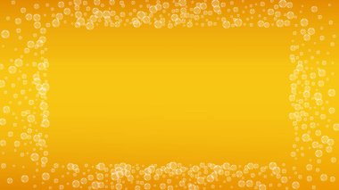 Bira arka planı. El yapımı bira sıçraması. Oktoberfest köpüğü.