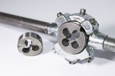 iş parçacığı kesme için ölmek