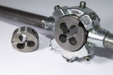 iş parçacığı kesme için ölmek