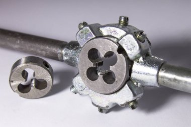 iş parçacığı kesme için ölmek