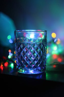 Cam arka plan üzerinde çelenk