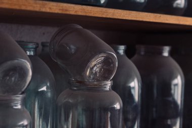 Cam Kavanoz içinde toz raf