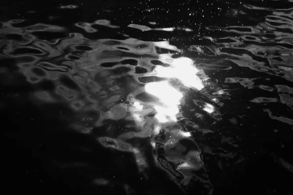 Schwarz Weißes Landschaftsbild Von Wasser — Stockfoto
