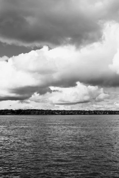 水の黒と白の風景写真 — ストック写真