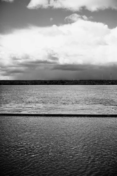 Schwarz Weißes Landschaftsbild Von Wasser — Stockfoto