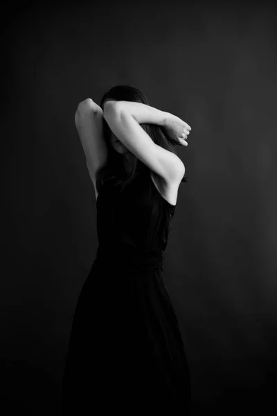 女性の黒と白のアートファッションの肖像画 — ストック写真