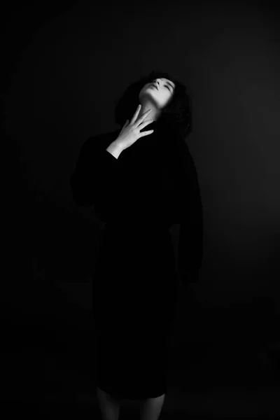 女性の黒と白のアートファッションの肖像画 — ストック写真