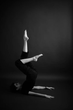 Moda sanat stüdyosu güzel bir kızın siyah beyaz portresi. 