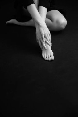 Güzel bir kızın, moda ve sanatın siyah beyaz portresi.