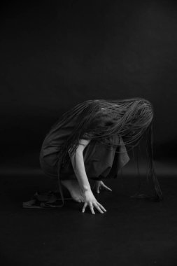 Güzel bir kızın siyah beyaz portresi, moda ve sanat, afro örgü, örgülü saçlar, rastalı saçlar.