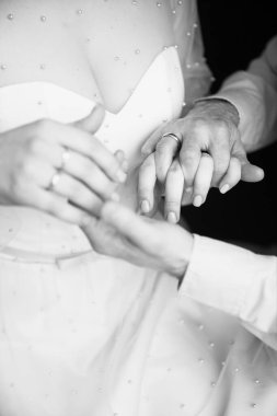 Fotoğraf stüdyosunda aşk, güzel bir çift, siyah beyaz fotoğraf çifti, vücut detayları.