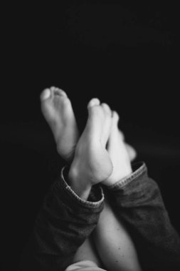 Fotoğraf stüdyosunda aşk, güzel bir çift, siyah beyaz fotoğraf çifti, vücut detayları.