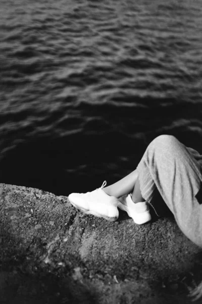 黑色和白色的照片在大自然中拍摄 一个美丽的年轻女子的肖像在河边 一个女子在海滩上 — 图库照片