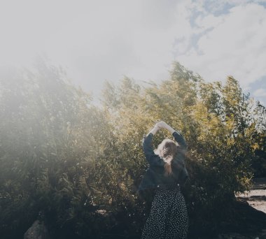 Renkli fotoğraf çekimi, fantezi portre, güzel bir kızın portresi.