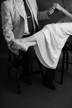 Siyah beyaz fotoğraf çekimi, aşk hikayesi, aşıklar, siyah arka plandaki erkek ve kadın, vücut detayları.