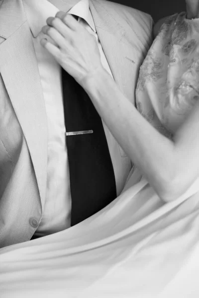 黒と白の写真撮影 愛の物語 黒の背景に男と女 体の詳細 — ストック写真
