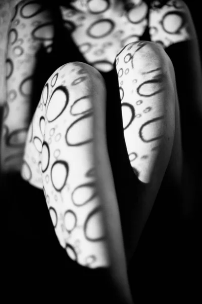 黒と白のパターンとその反射を持つヌード女性の体 プロジェクターで作成された白黒写真 — ストック写真