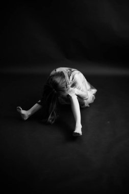 Genç bir kadının dramatik portresi