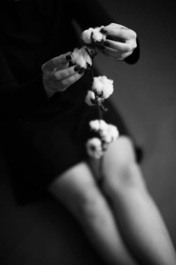 Güzel bir kadının siyah-beyaz sanat tarzı sürrealistik portresi, güzel bir kızın siyah-beyaz portresi, moda ve sanat, bitkiler ve çiçeklerle portresi.