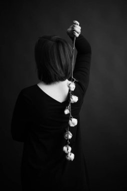 Güzel bir kadının siyah-beyaz sanat tarzı sürrealistik portresi, güzel bir kızın siyah-beyaz portresi, moda ve sanat, bitkiler ve çiçeklerle portresi.