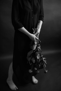 Güzel bir kadının siyah-beyaz sanat tarzı sürrealistik portresi, güzel bir kızın siyah-beyaz portresi, moda ve sanat, bitkiler ve çiçeklerle portresi.