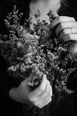 Güzel bir kadının siyah-beyaz sanat tarzı sürrealistik portresi, güzel bir kızın siyah-beyaz portresi, moda ve sanat, bitkiler ve çiçeklerle portresi.