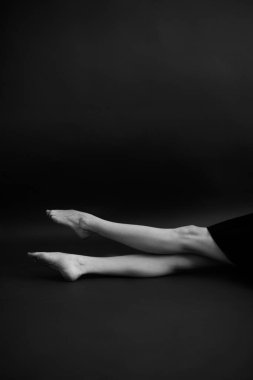 Güzel bir kızın siyah beyaz portresinin ayrıntıları.