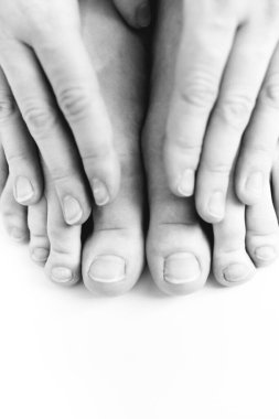 Güzel bir kızın siyah beyaz portresinin ayrıntıları.