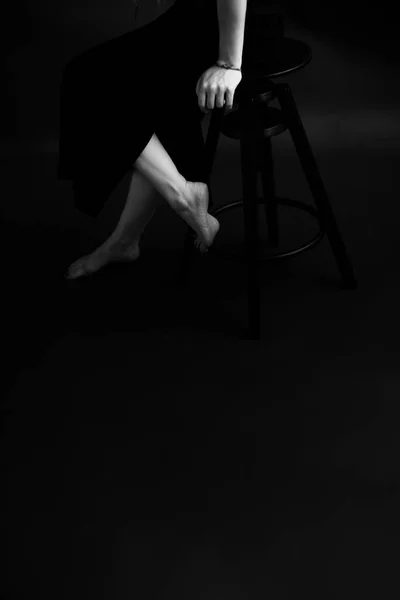 Podrobnosti Těle Černobílý Portrét Krásné Dívky Dredy Móda Umění Dramatický — Stock fotografie