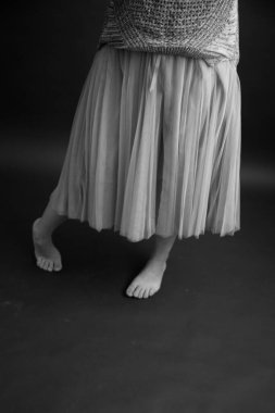 Güzel bir kızın siyah beyaz portresinin ayrıntıları.