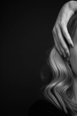 Genç bir kadının dramatik portresi