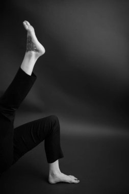 Genç bir kadının dramatik portresi