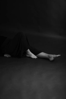 Genç bir kadının dramatik portresi