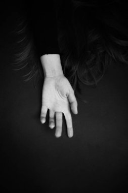 Genç bir kadının dramatik portresi