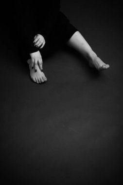 Genç bir kadının dramatik portresi