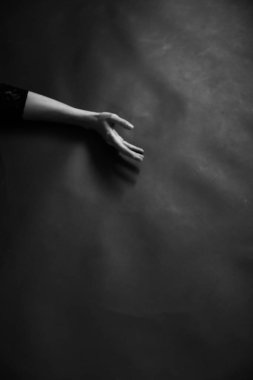 Genç bir kadının dramatik portresi