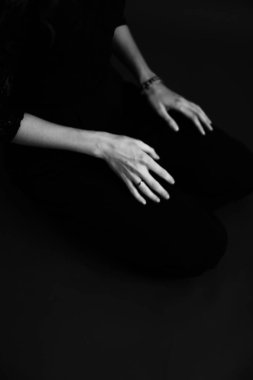 Genç bir kadının dramatik portresi