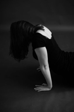 Genç bir kadının dramatik portresi