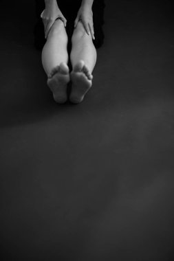 Genç bir kadının dramatik portresi