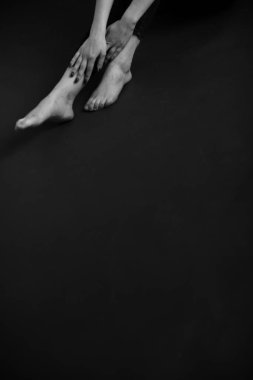 Güzel bir kızın siyah beyaz portresi, moda ve sanat, genç bir kadının dramatik portresi.